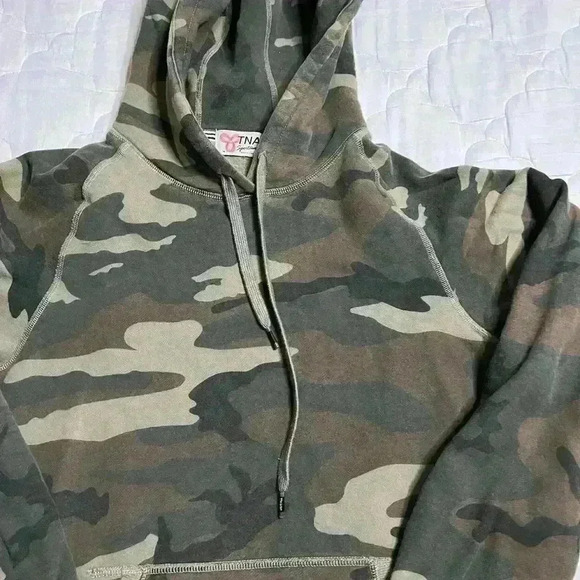 TNA GREEN CAMO HOODIE size  S - Picture 9 of 9